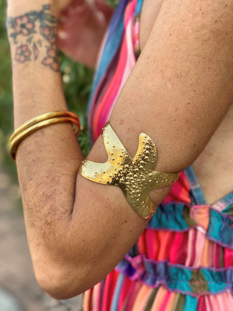 Brazalete dorado complementos invitada perfecta