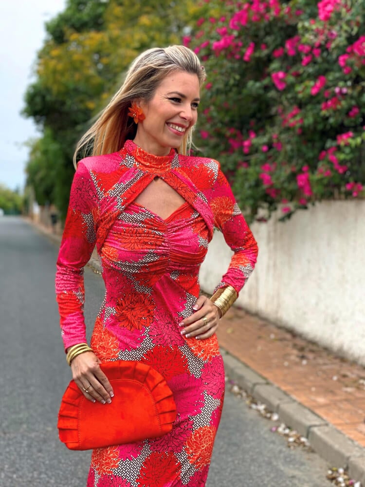 Vestido en tejido elástico con hombreras
