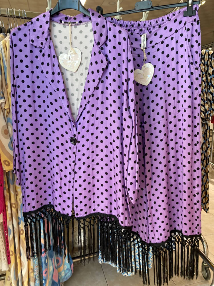 Conjunto morado con lunares negros
