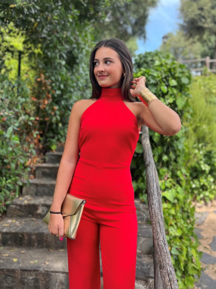 Mono en color rojo elegante de mujer