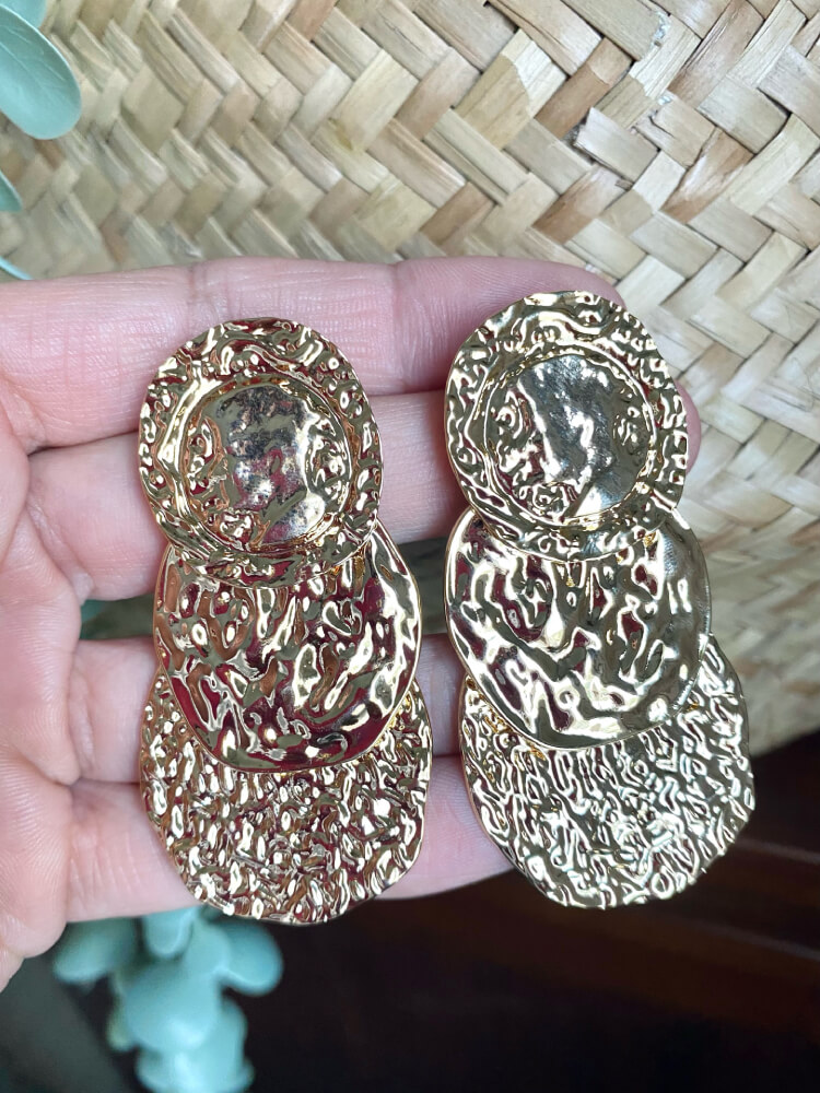 Pendientes dorados redondos