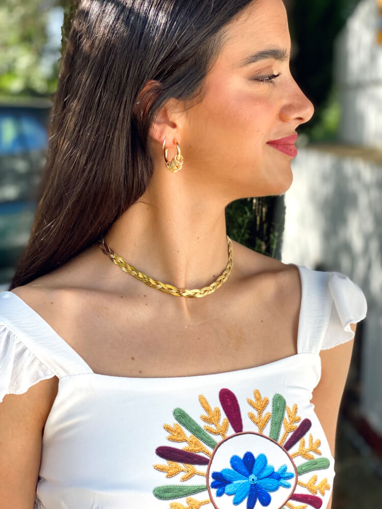 Colgante de mujer dorado elegante