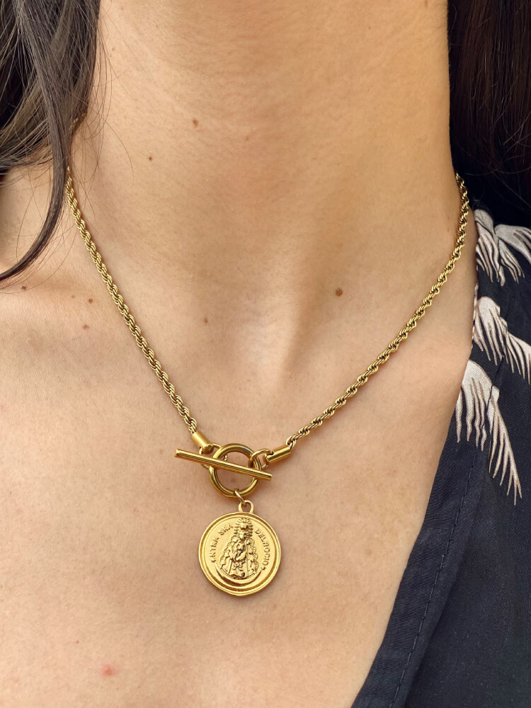 Cadena dorada con medalla