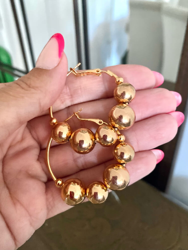 Pendientes dorados de bolas