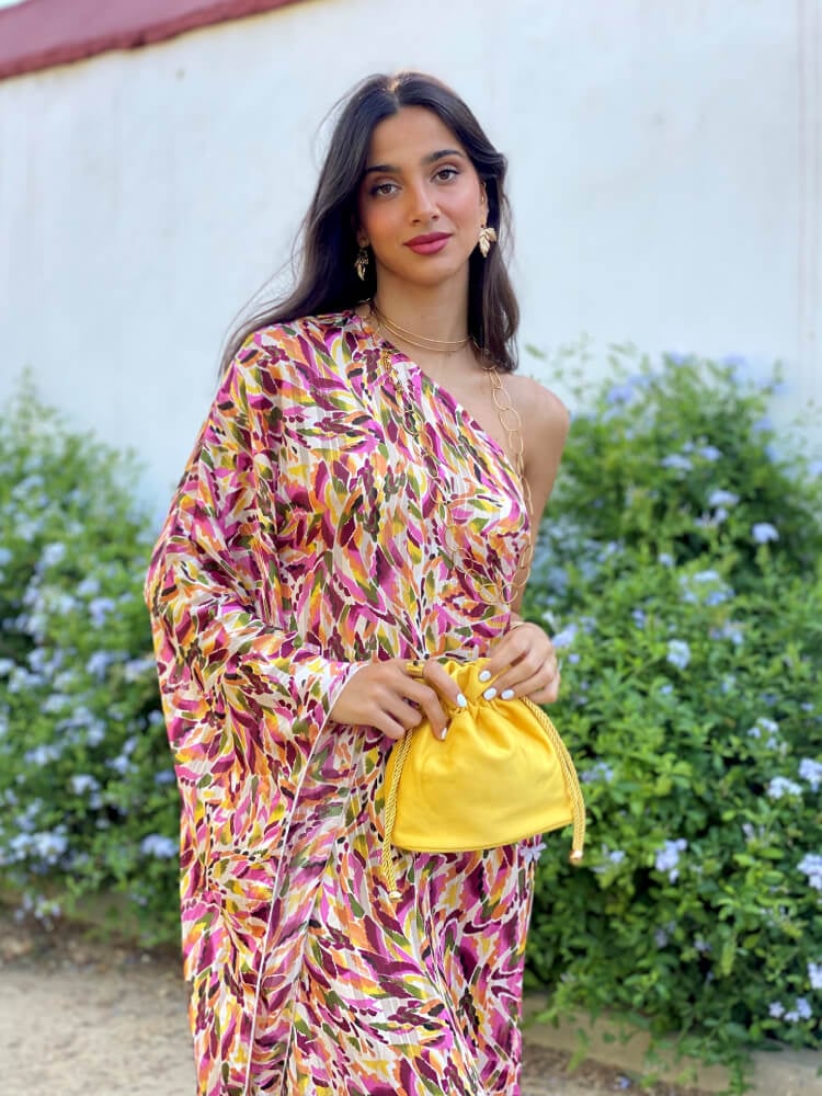 Vestido con estampado en tonos beige y rosas