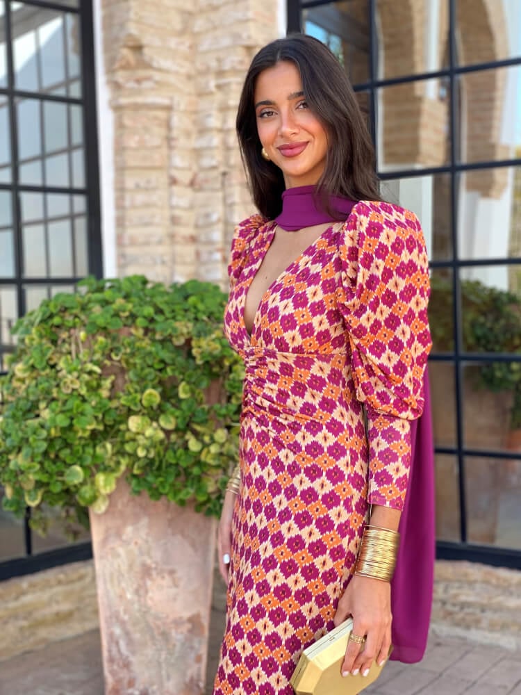 Vestido elegante con estampado en tonos beige y granates