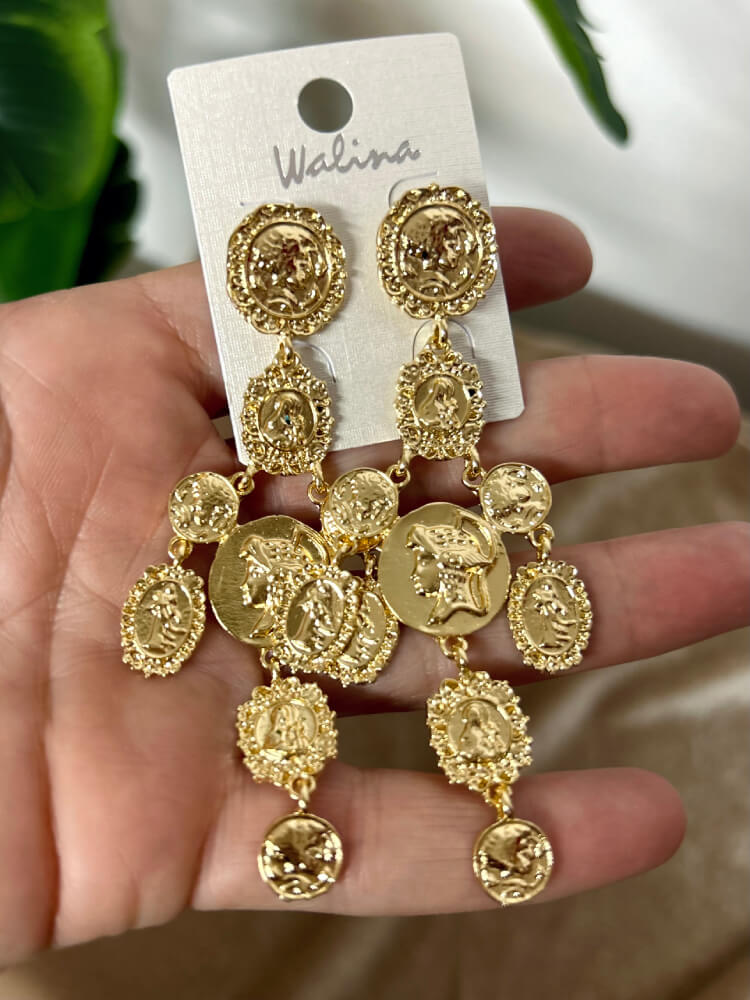pendientes dorados con monedas