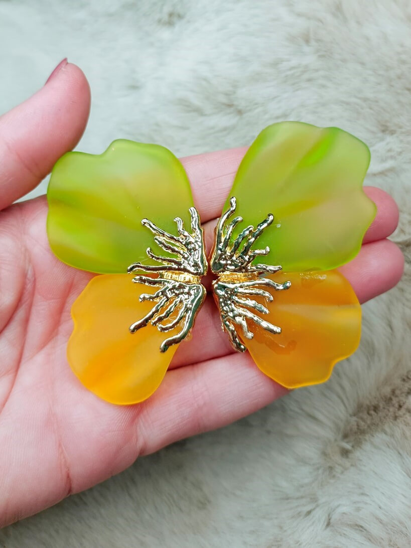 Pendientes en forma de mariposa verde y amarilla