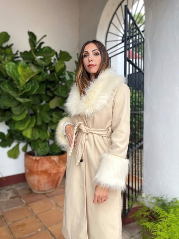 Abrigo elegante de mujer con pelo