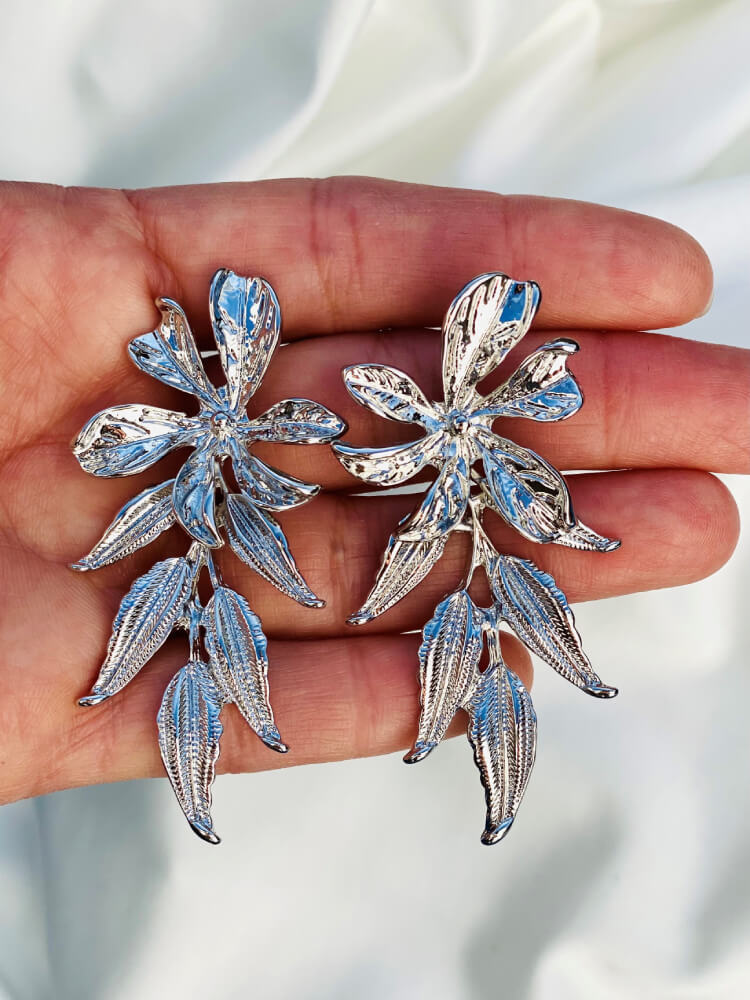 Pendientes con forma de hoja color plata