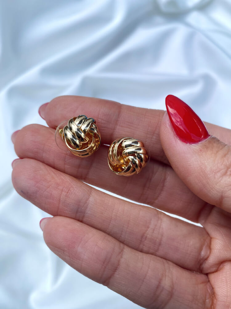 Pendientes dorados en forma de bola