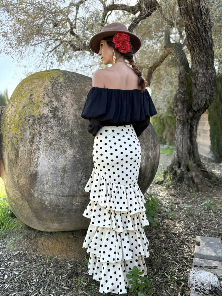 Falda blanca con volantes de feria con lunares negros