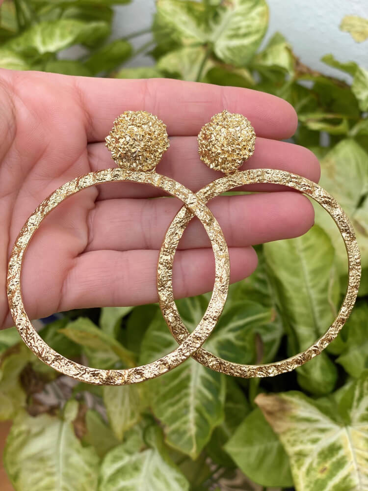 Pendientes dorados con forma de aro grandes