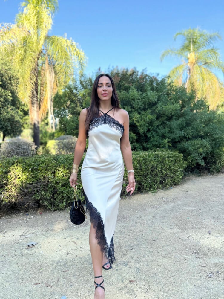 Vestido Beige Sedoso Con Detalle De Encaje