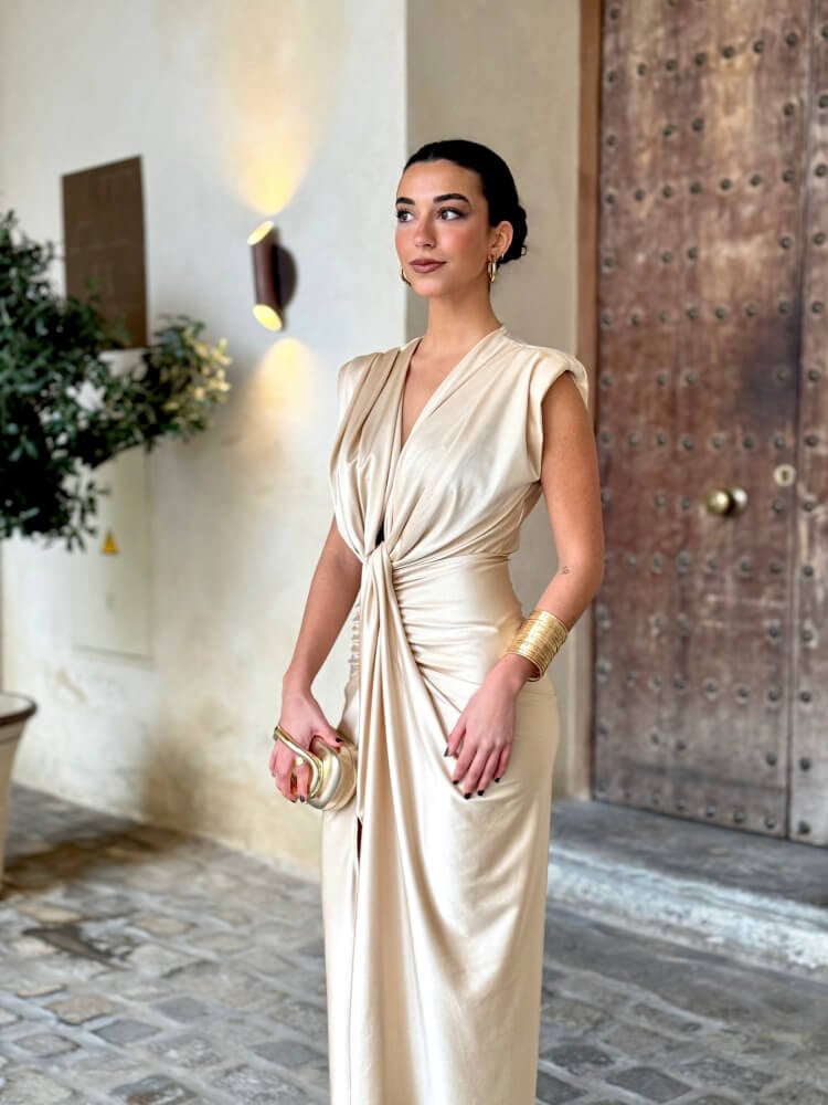 Vestido Beige Con Hombreras Estructuradas