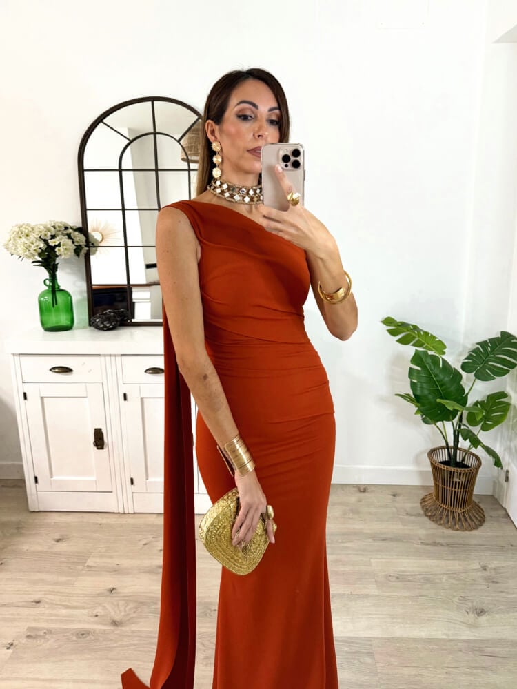 Vestido Rojo Con Drapeado Y Chal