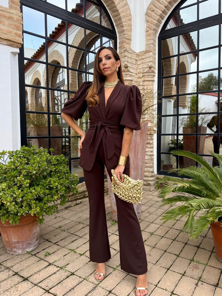 Conjunto marrón elegante con blazer