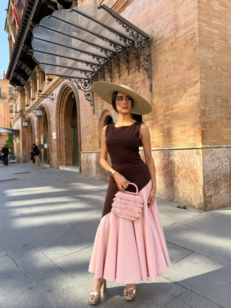 Vestido midi combina marrón y rosa