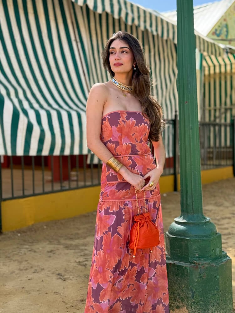 Vestido palabra de honor con gasa ligera y fluida