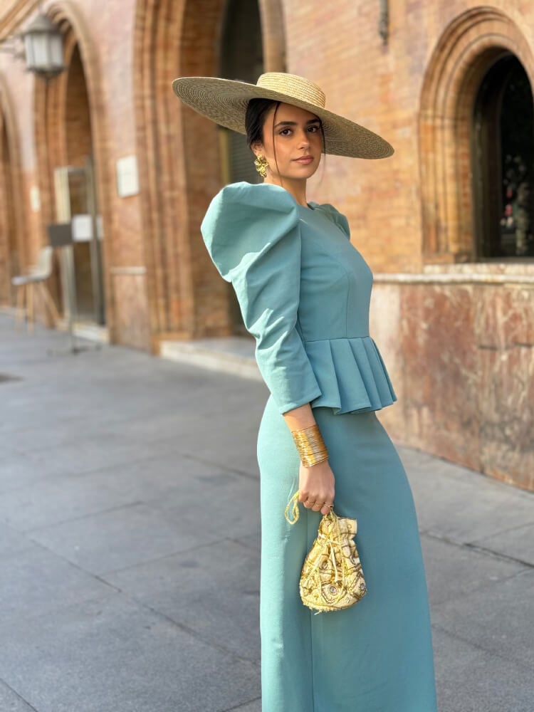 Vestido verde elegante con volantes plisados en cintura