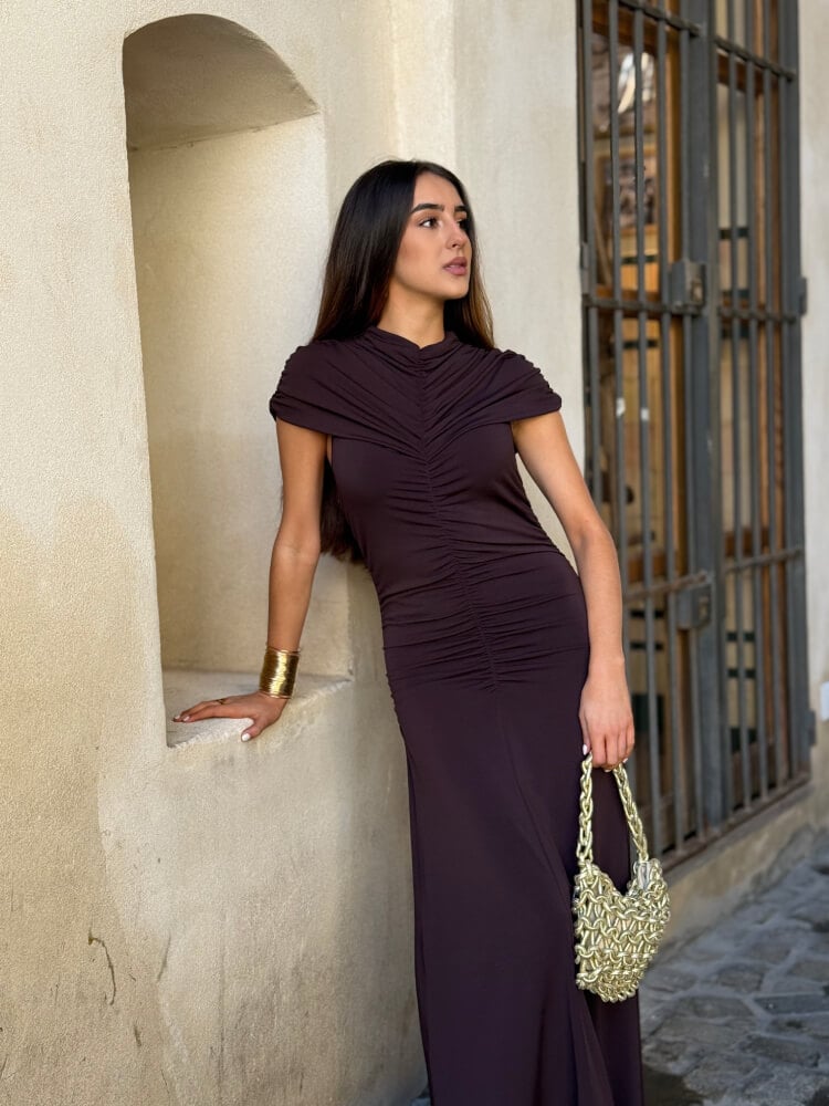 Vestido marrón mate ajustado con tejido elástico