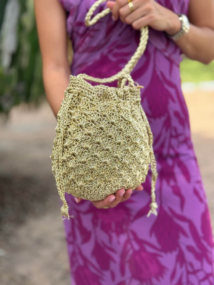 Bombonera elaborada en hilo dorado