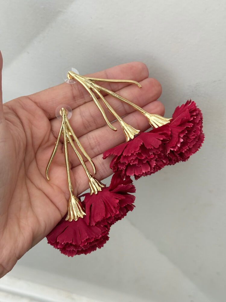Pendientes clavel rojos con estructura metálica dorada