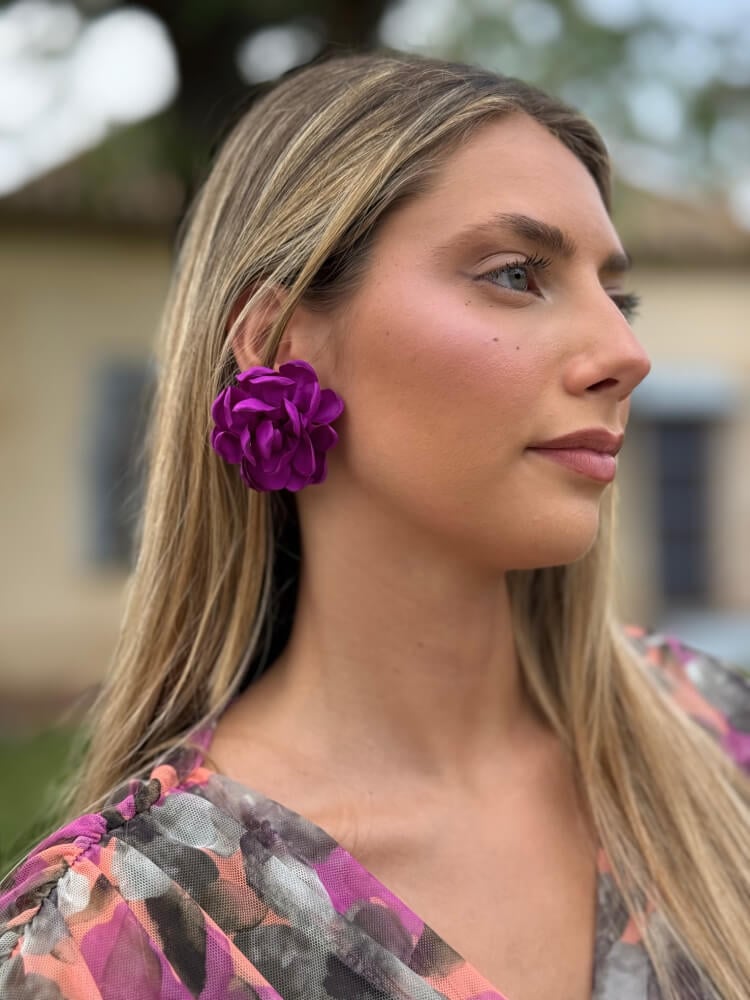 Detalle de los pétalos de tela morada de los pendientes florales, primer plano
