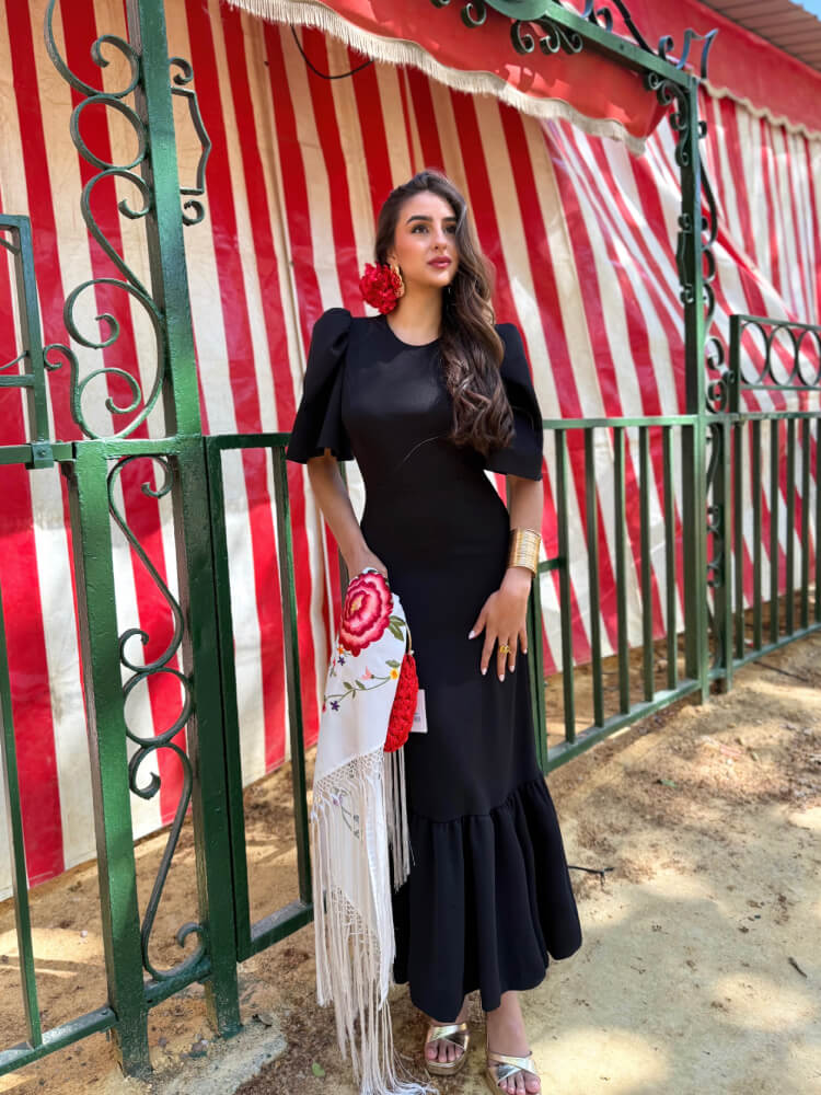 Vestido negro elegante de crespón elástico con caída fluida