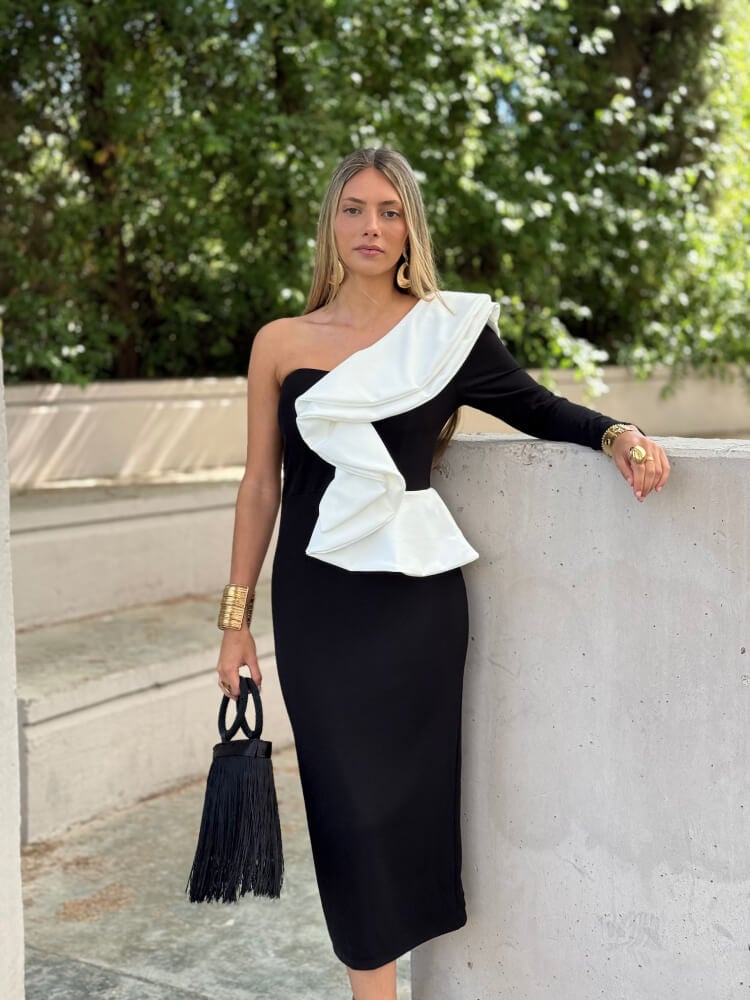 Vestido elegante en tonos blanco y negro