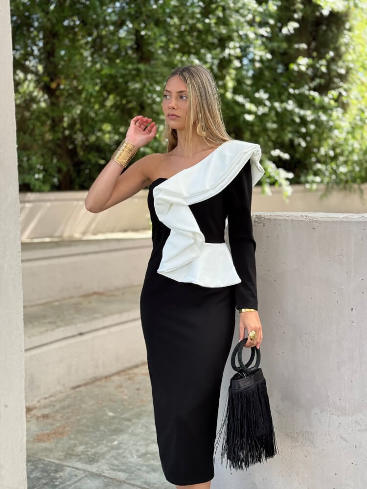 Vestido elegante en tonos blanco y negro con volante cruzado