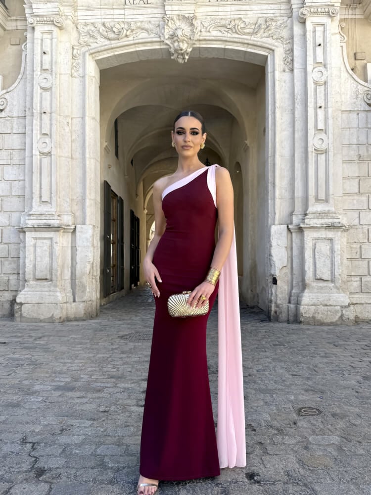 Vestido vino de invitada con tejido crepé elástico