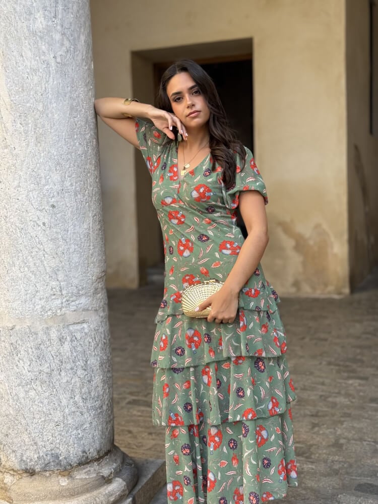 Vestido de invitada tonos verdes rojos y morados escote en V favorecedor