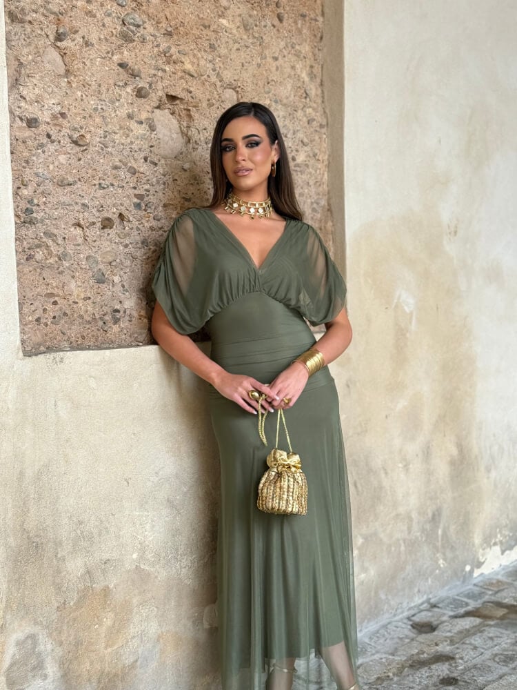 Detalle del tejido de gasa vaporoso del vestido verde largo, primer plano