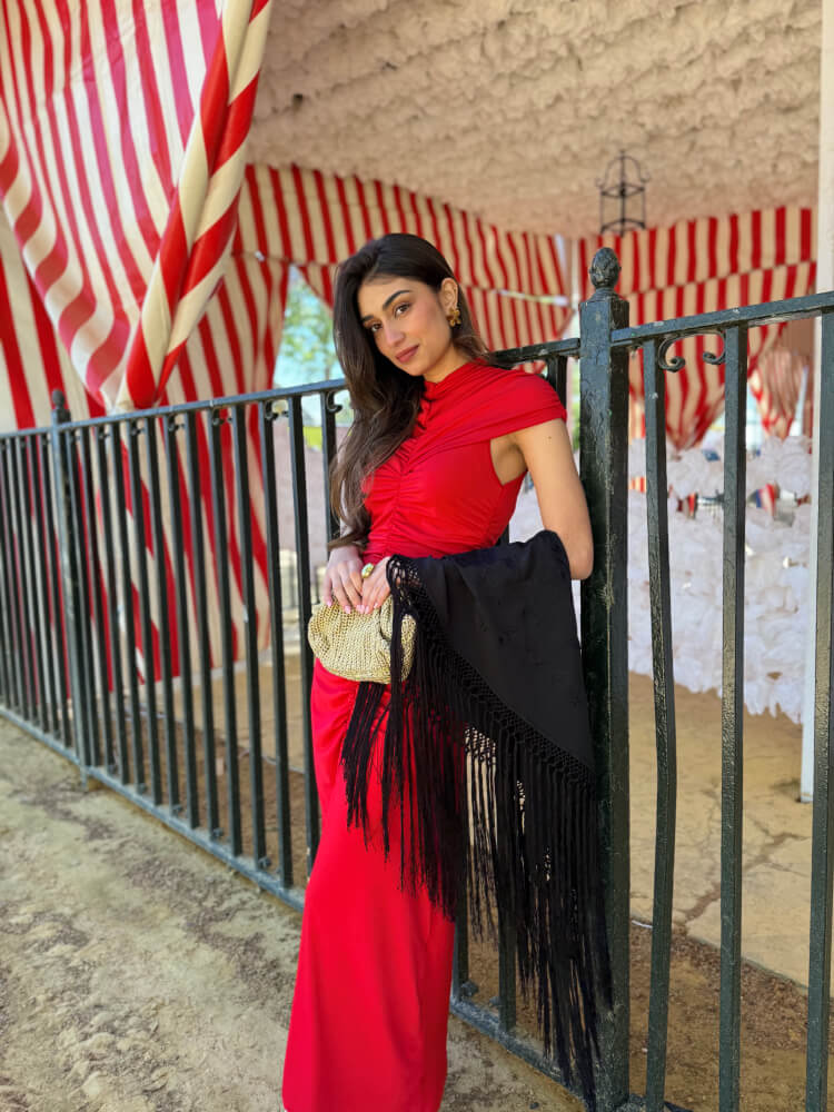 Vestido rojo sin brillo outfit de tendencia moderno