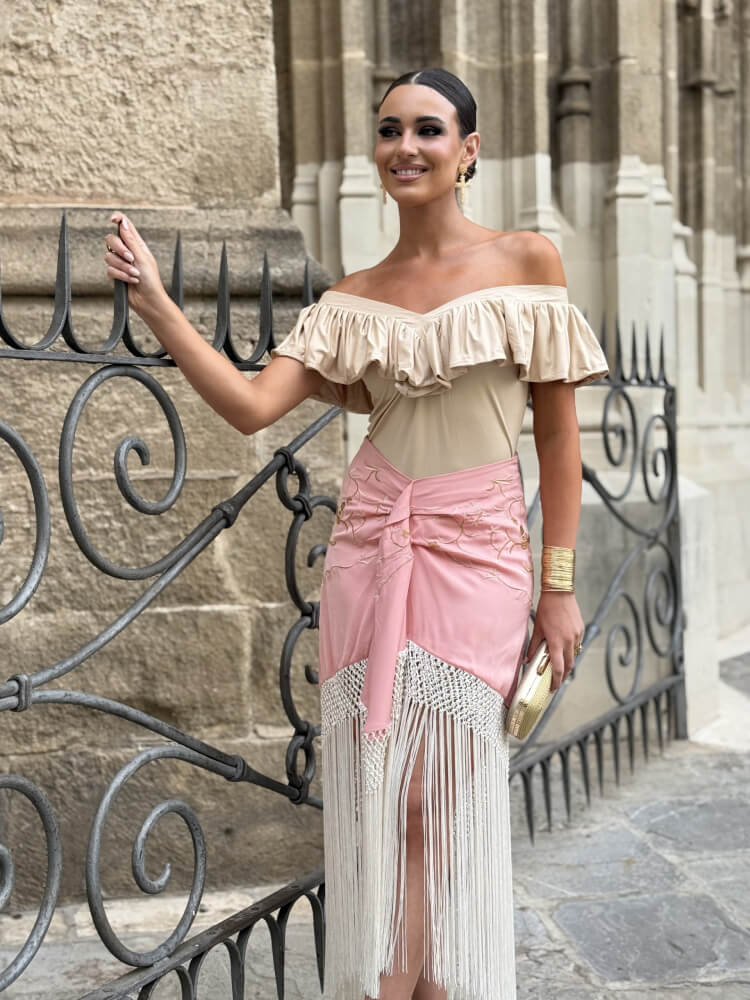 Falda satinada beige con bordados florales y flecos