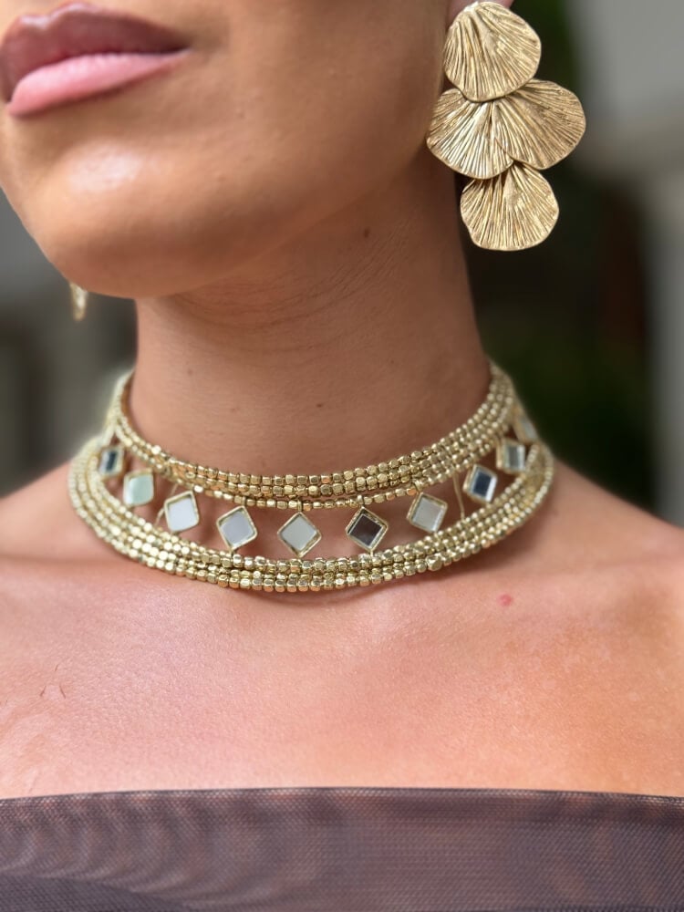 Choker con una combinación de espejitos decorativos en tonos dorado y plateado