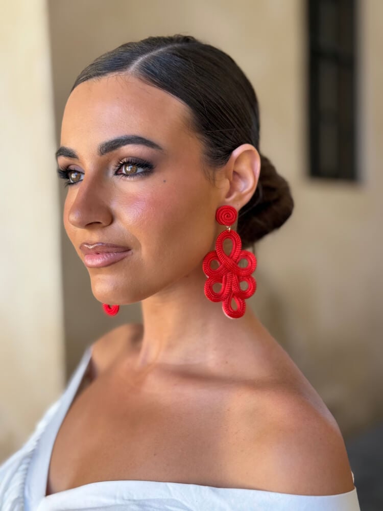 Pendientes en un tono rojo