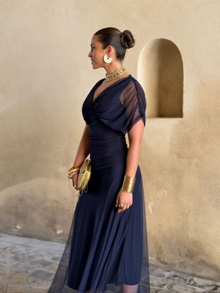Vestido azul oscuro con tejido fluido y cuerpo drapeado