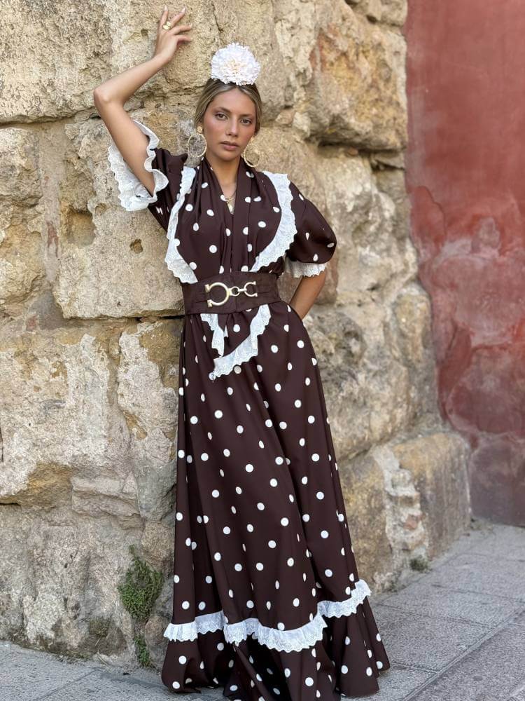 Bata rociera en tejido raso con lunares blancos