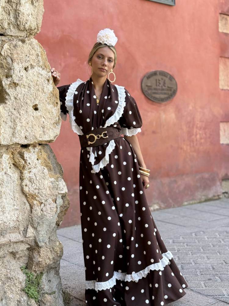Bata rociera en tejido raso con lunares blancos para romería