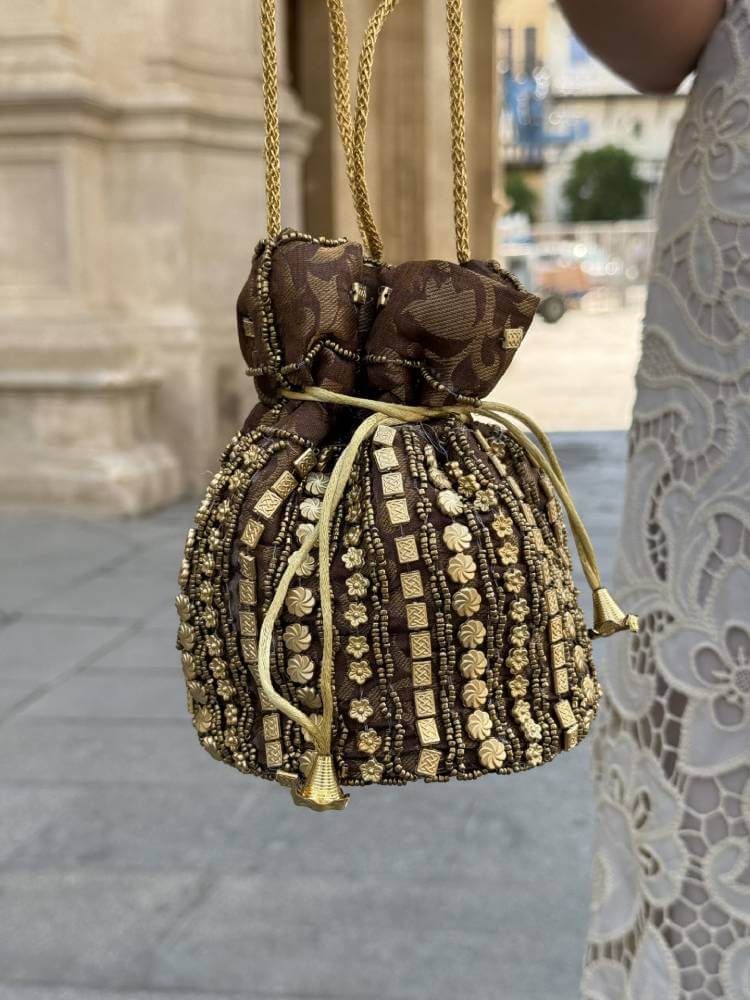 Bombonera marrón con bordados dorados
