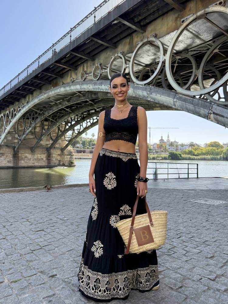 Falda larga negra con bordados dorados