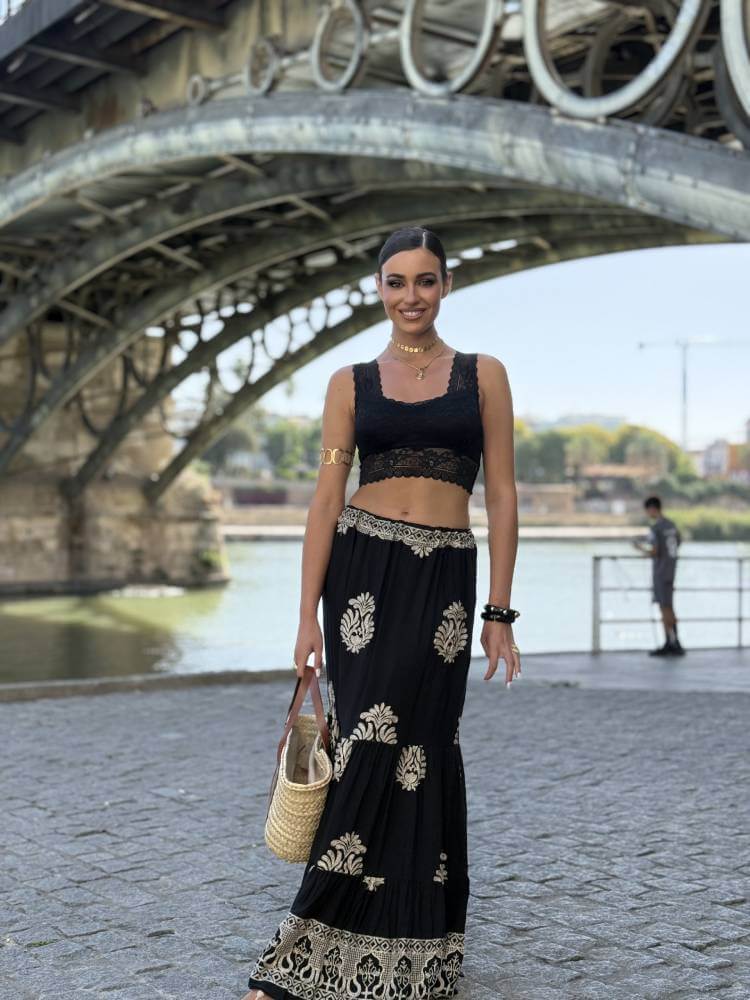 Falda larga negra con bordados dorados de estilo boho chic