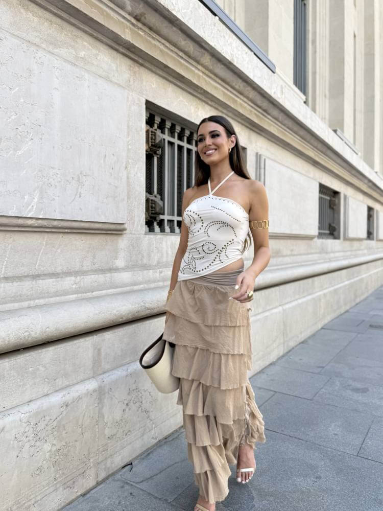 Top blanco atado al cuello para invitada de evento