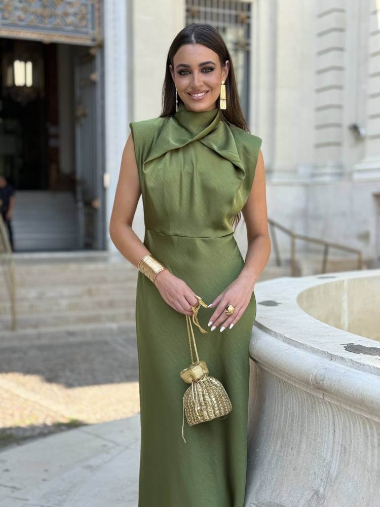Vestido largo verde de invitada con escote cruzado elegante
