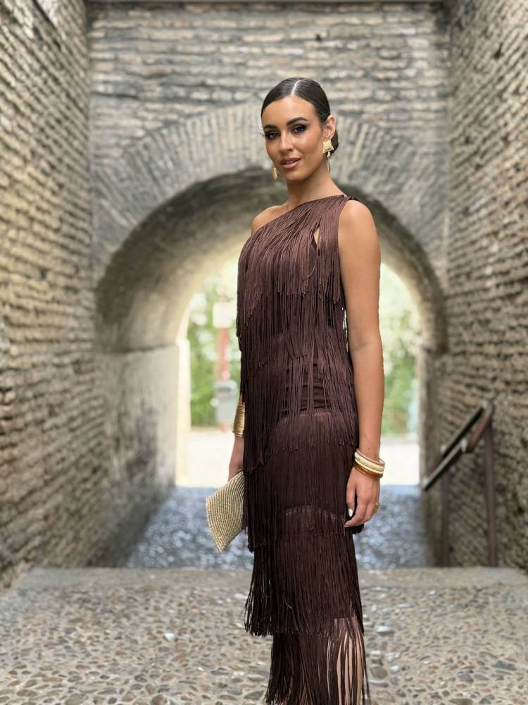 Vestido marrón asimétrico con flecos para invitada