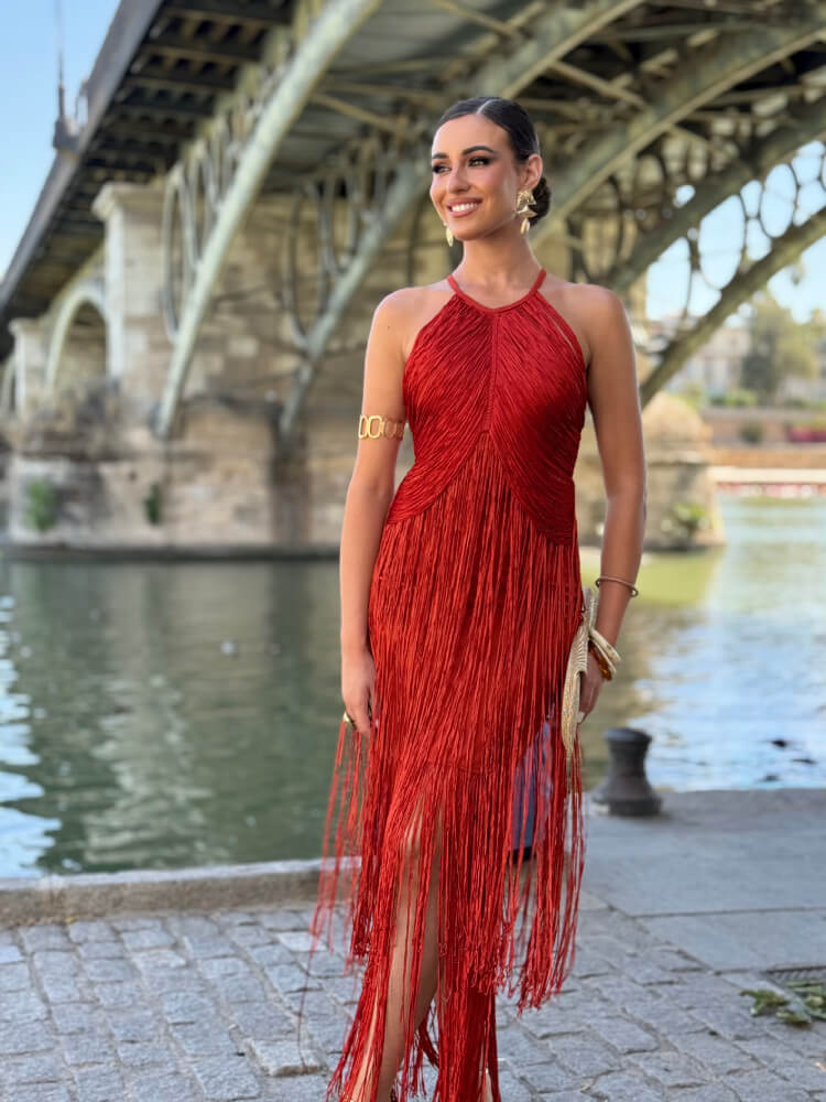Vestido tono caldera con flecos para invitadas
