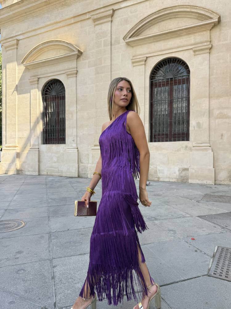 Vestido largo de flecos color morado con escote asimétrico
