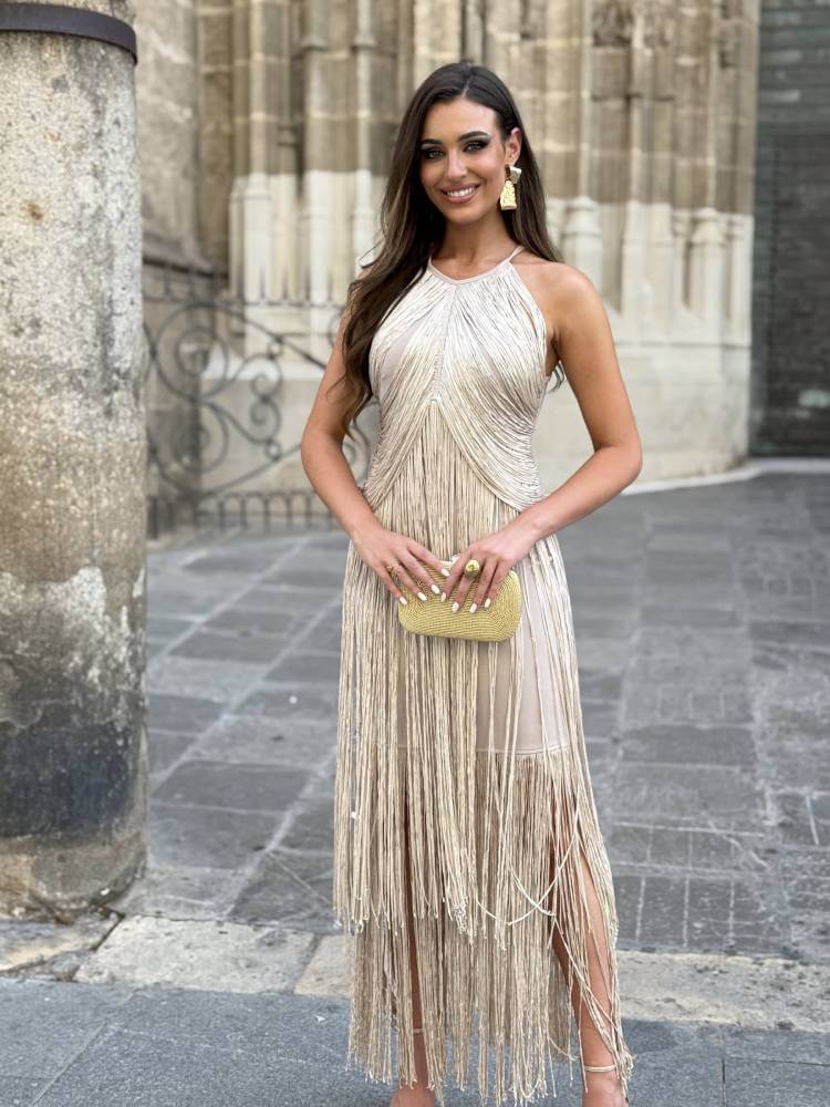Vestido con flecos en tono beige con escote halter elegante